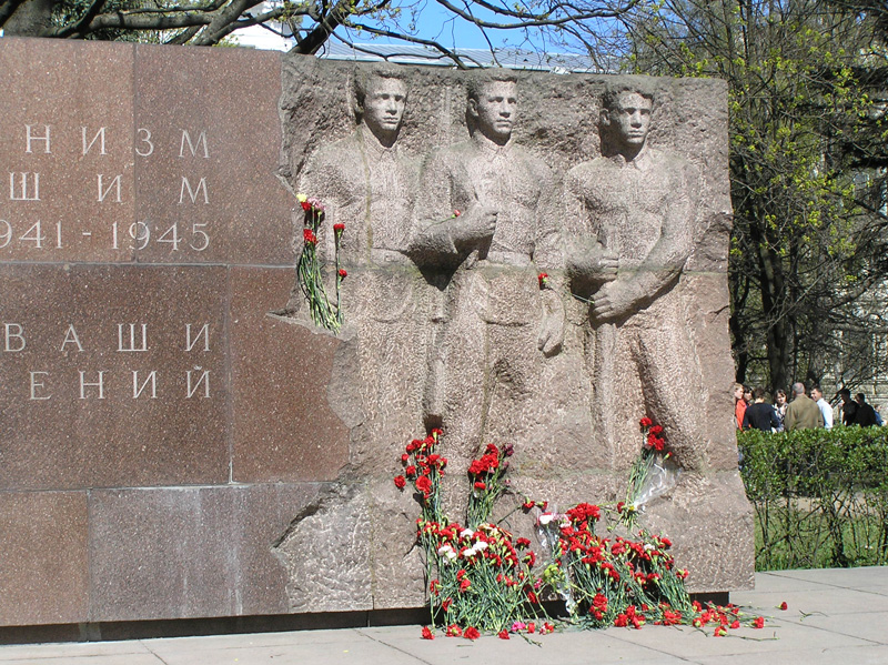 Памятник погибшим политехникам - 50 лет со дня основания